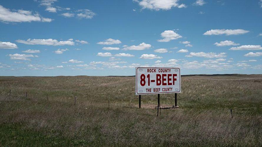 Una valla publicitaria se encuentra en un rancho el 14 de junio de 2026 cerca de Rose, Nebraska.