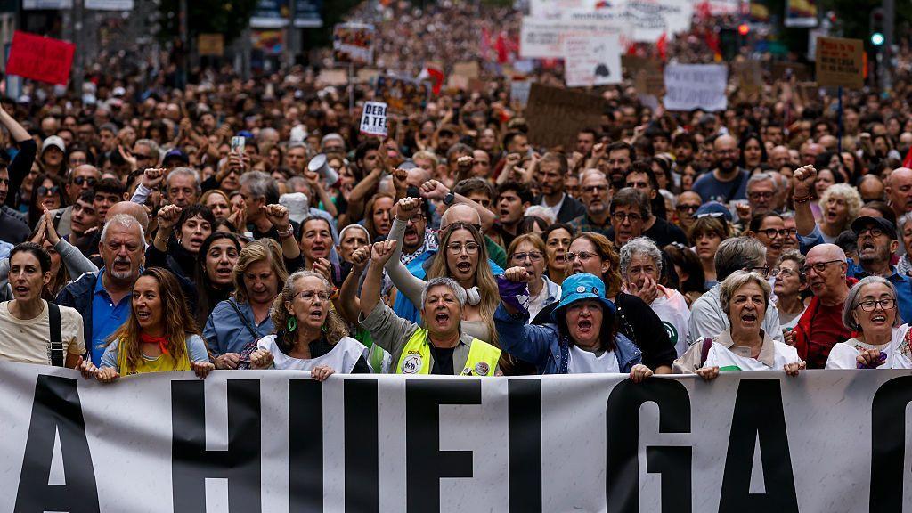 Cientos de personas protestan en la Gran Vía, una de las calles más céntricas de Madrid, con decenas de mujeres portando un cartel que dice "Hacia la huelga general".