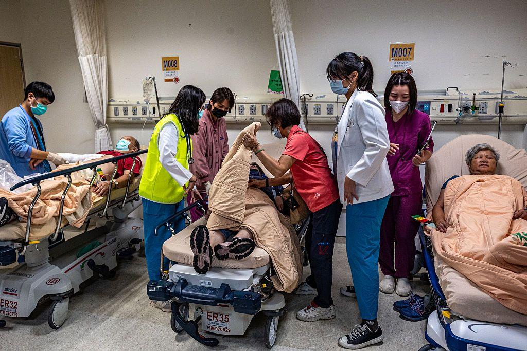 El personal médico evalúa pacientes simulados relacionados con el calor en un área de triaje de urgencias durante un simulacro de respuesta al calor extremo, organizado por el Gobierno de la Ciudad de Nueva Taipéi para evaluar la capacidad hospitalaria y la gestión de emergencias durante eventos de calor con múltiples víctimas el 3 de septiembre de 2026 en Taipéi, Taiwán