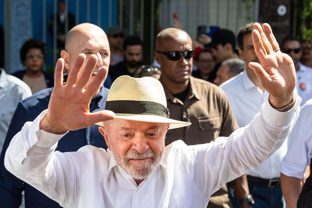 Lula saluda con sus manos luego de votar en la primera vuelta del 4 de octubre de 2026 en São Paulo (Brasil).