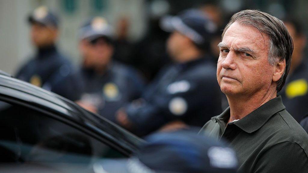 Flávio Bolsonaro denuncia el “robo” de las elecciones sin aportar pruebas y agradece a Milei y Trump por su salida de Brasil hacia EE.UU.