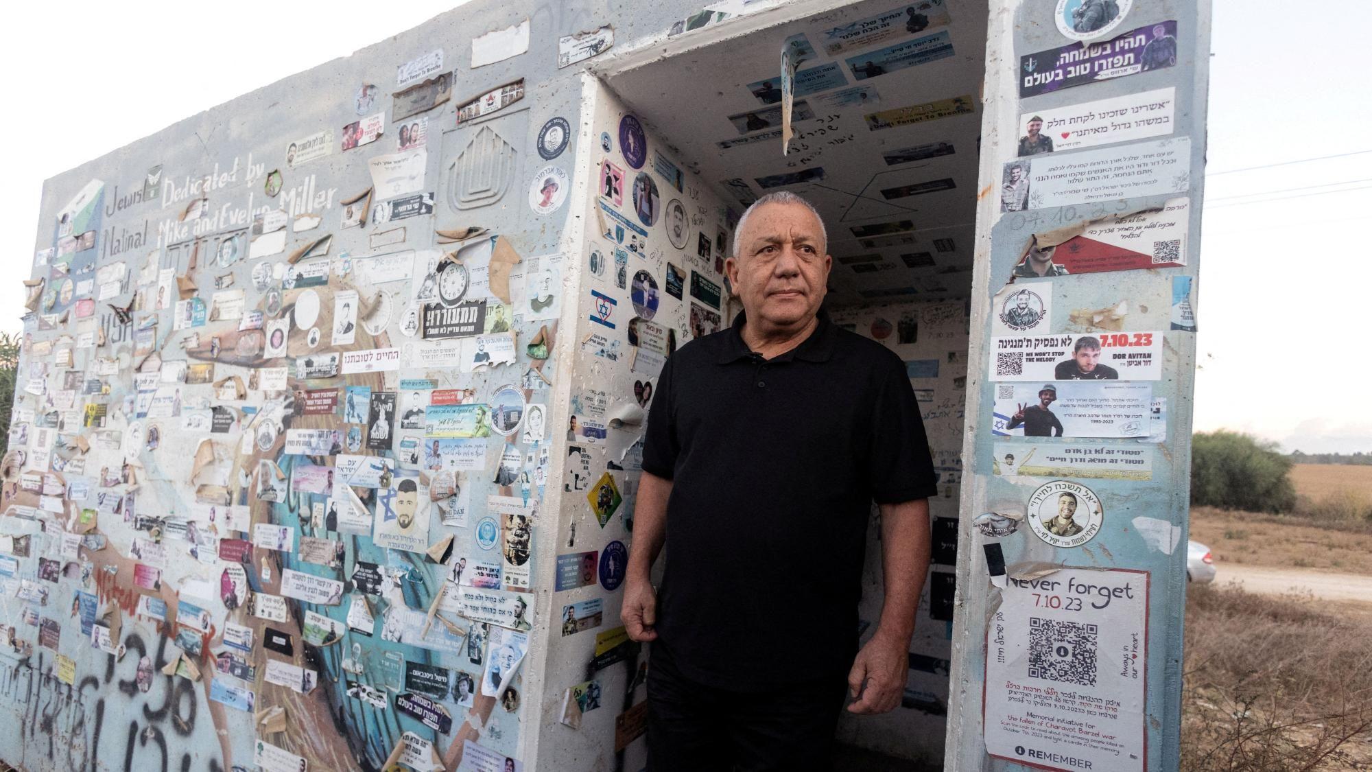 El político de la oposición Gadi Eisenkot visita un refugio antibombas situado al borde de la carretera donde murieron israelíes durante el ataque liderado por Hamás el 7 de octubre de 2023, cerca de Reim, en el sur de Israel (7 de octubre de 2026).