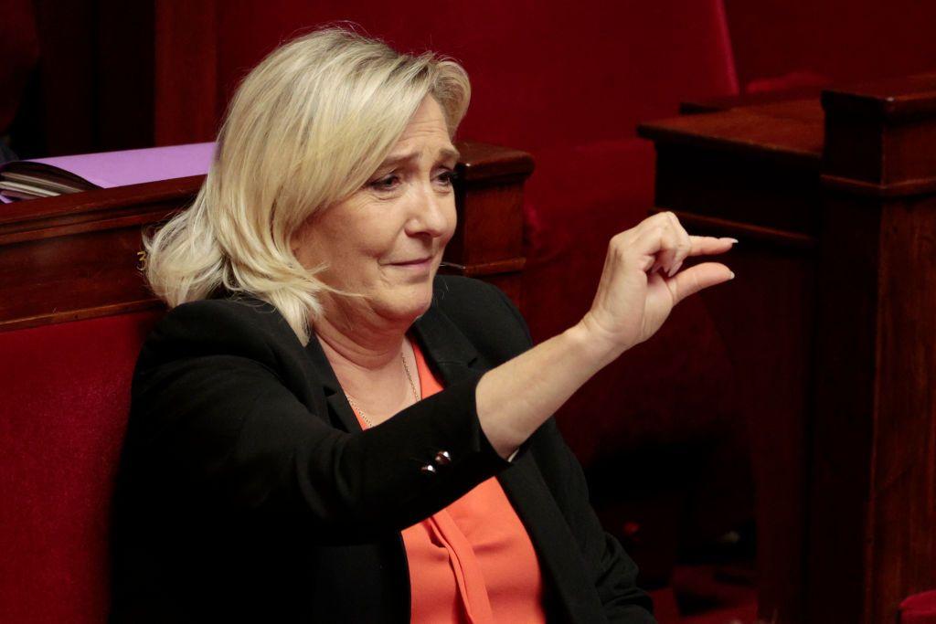 La política francesa Marine Le Pen gesticula desde su asiento en la Asamblea Nacional francesa. 