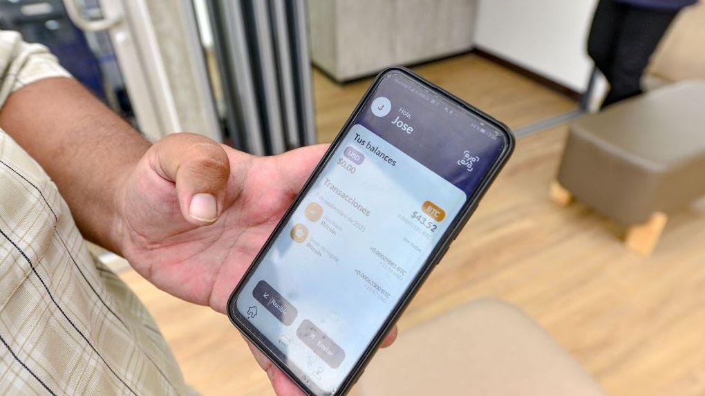 Un cliente usa la aplicación de billetera digital Chivo Bitcoin en San Salvador, El Salvador, el martes 7 de septiembre de 2021. Fotógrafo: Camilo Freedman/Bloomberg vía Getty Images